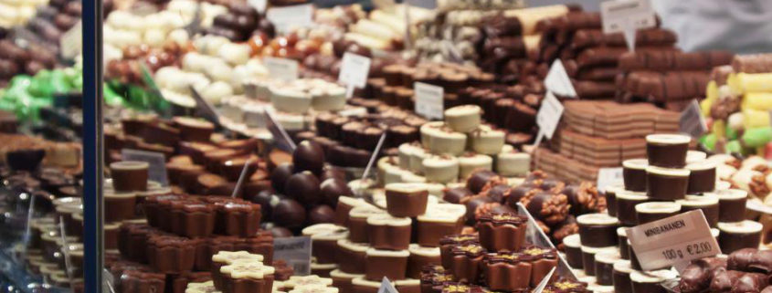 De très nombreux chocolats très appétissants sur le présentoir d’un magasin utilisant un logiciel de caisse enregistreuse chocolaterie.